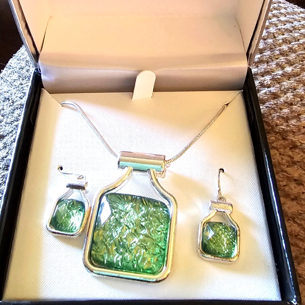 Necklace and earring set